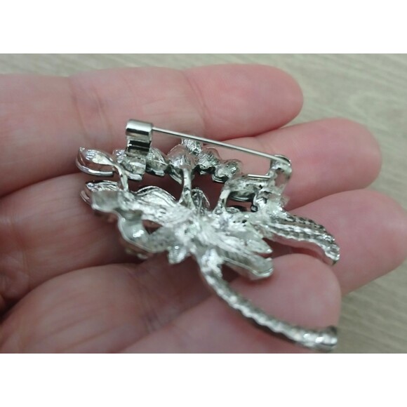 NEW Blue Crystal Rhinestone Bouquet Brooch Pin Silver Tone Beautiful Elegant - Picture 5 of 6
